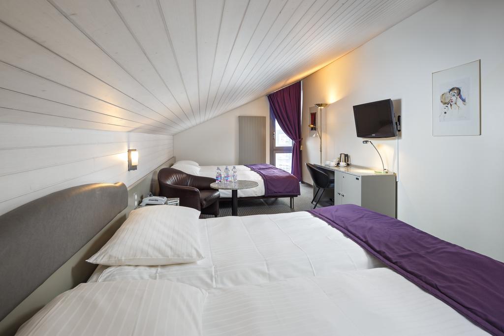 Hotel Fly Away Kloten Bagian luar foto