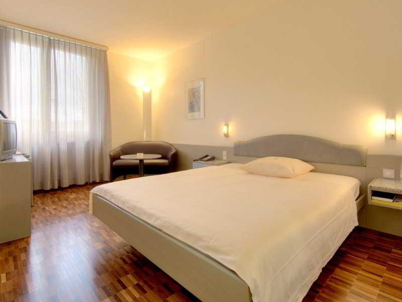 Hotel Fly Away Kloten Ruang foto