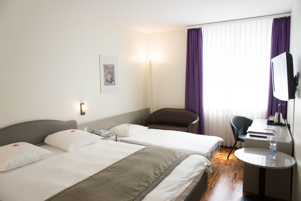 Hotel Fly Away Kloten Bagian luar foto
