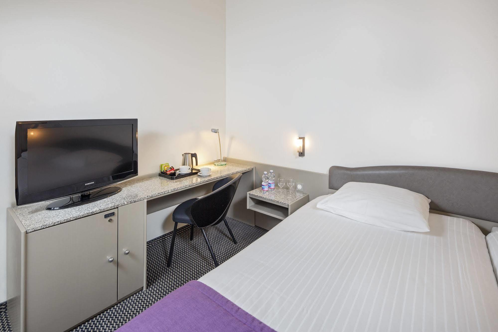 Hotel Fly Away Kloten Bagian luar foto
