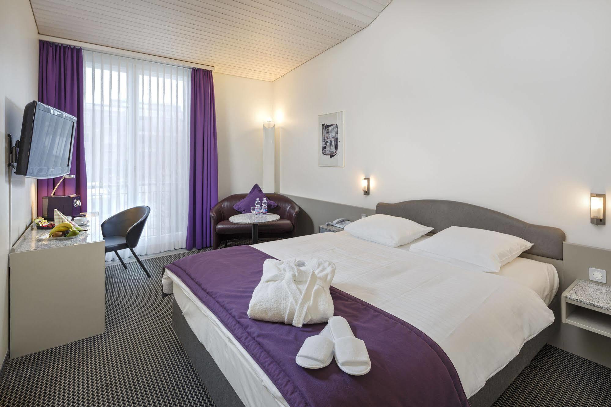 Hotel Fly Away Kloten Bagian luar foto