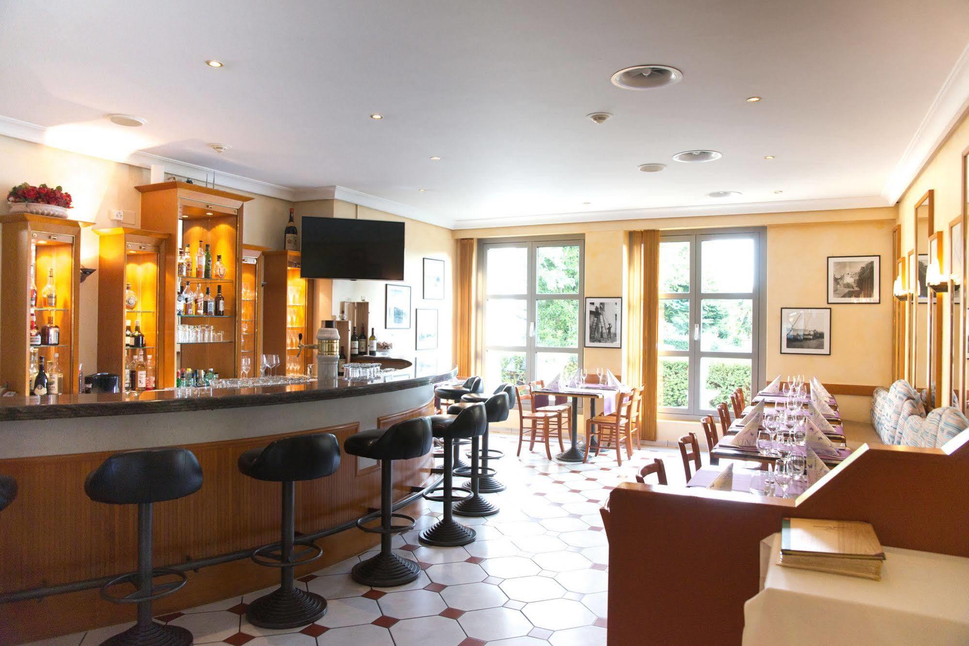 Hotel Fly Away Kloten Bagian luar foto