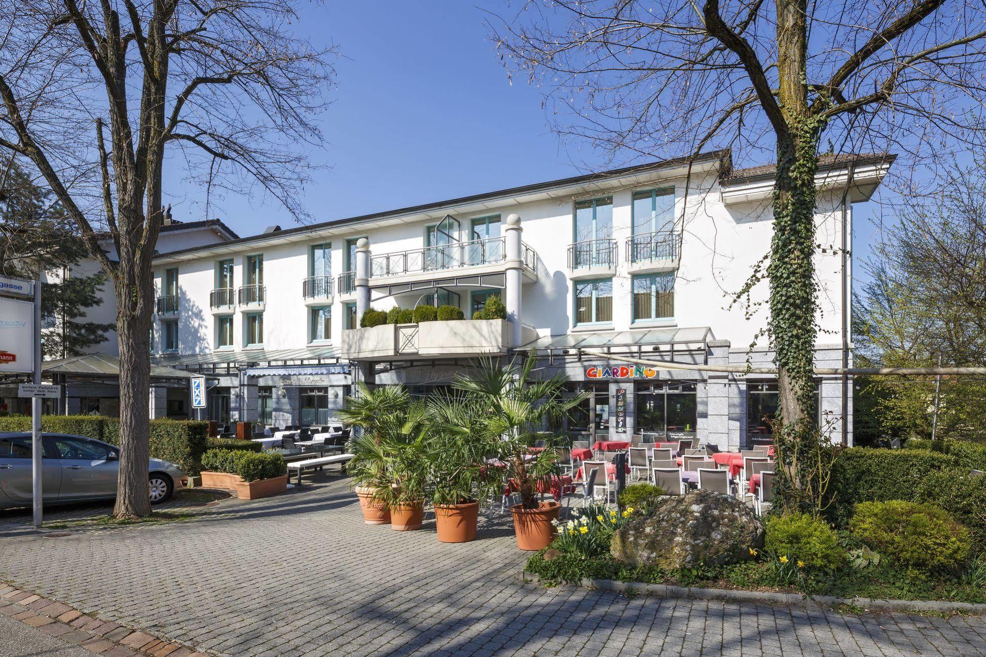 Hotel Fly Away Kloten Bagian luar foto