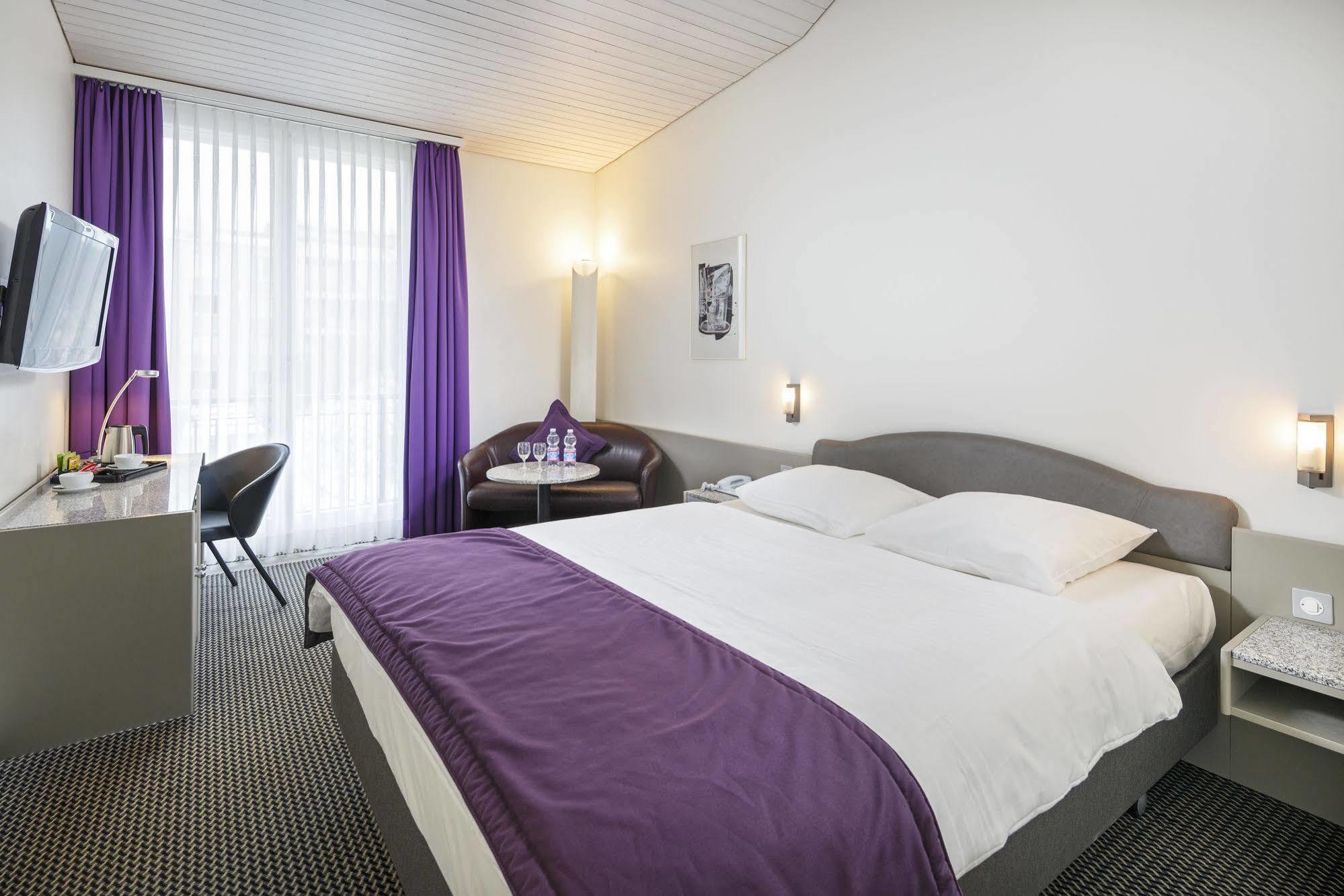 Hotel Fly Away Kloten Bagian luar foto